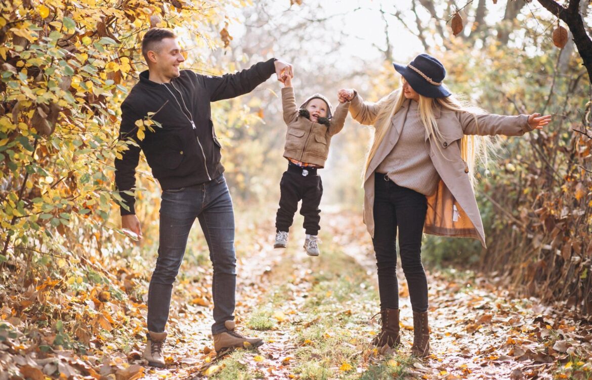 Matching vs Coordinated Outfits: What to Wear for Family Photos That Won’t Make You Cringe Later