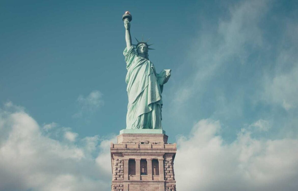 about how far apart are key west florida and havana cuba